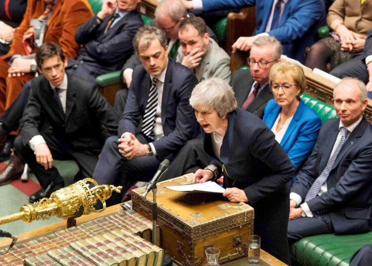 Britannian pääministeri Theresa May puhumassa parlamentissa tiistain brexit-äänestyksen jälkeen.