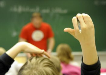 Koululaiset osoittavat tiistaina mieltä maksuttoman toisen asteen koulutuksen puolesta.
