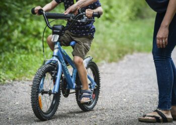 Vanhempainpäivärahojen vähimmistason nosto kaventaa jossain määrin lapsiperheiden välisiä tuloeroja.