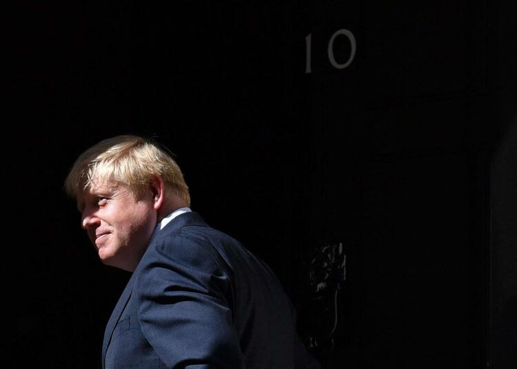 Boris Johnson pääministerin virka-asunnon edessä keskiviikkona.