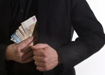 Rahaeliitti on kyllästynyt huono-osaisiin ja pitää köyhyyttä ja työttömyyttä omana syynä.