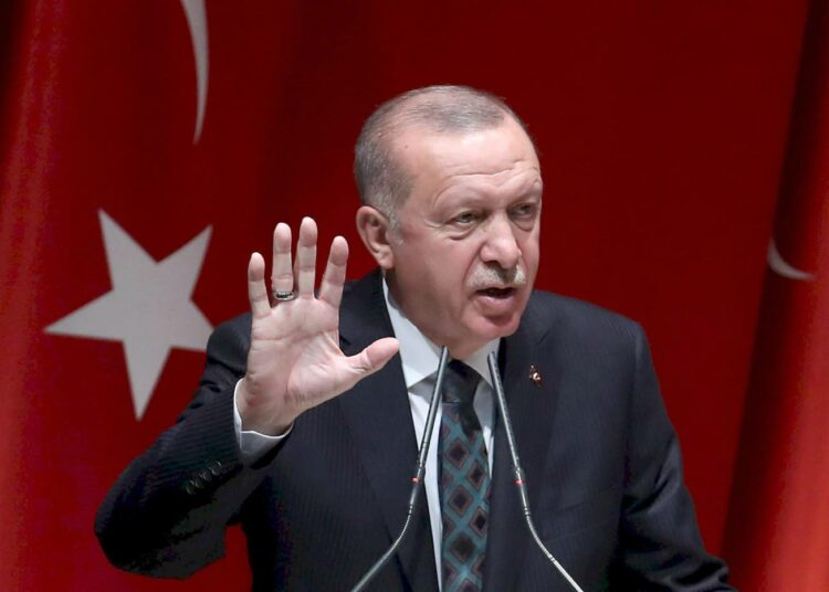 Presidentti Recep Tayyip Erdogan nosti syyrialaispakolaiset pelinappuloiksi hyökätessään kurdeja vastaan.