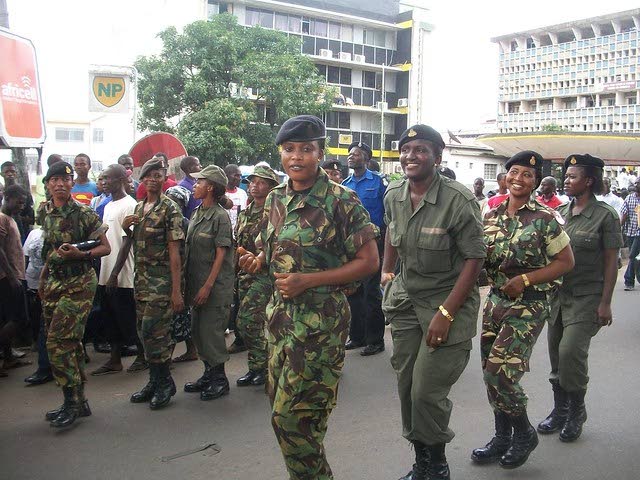 Yhdysvaltain sotilaat ovat Länsi-Afrikassa lähinnä kouluttaneet paikallisia armeijoita. Kuvassa naissotilaita paraatissa Freetownissa.