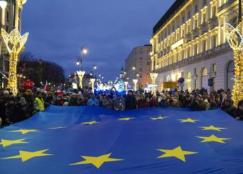 Mielenosoittajat kantoivat EU:n lippua Varsovassa 11.1. järjestetyssä hallituksen vastaisessa mielenosoituksessa.