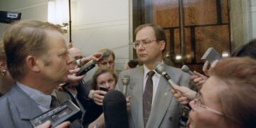 Valtiovarainministeri Iiro Viinanen antaa devalvaatiolausuntoa häntä piirittäville toimittajille 15. marraskuuta 1991.