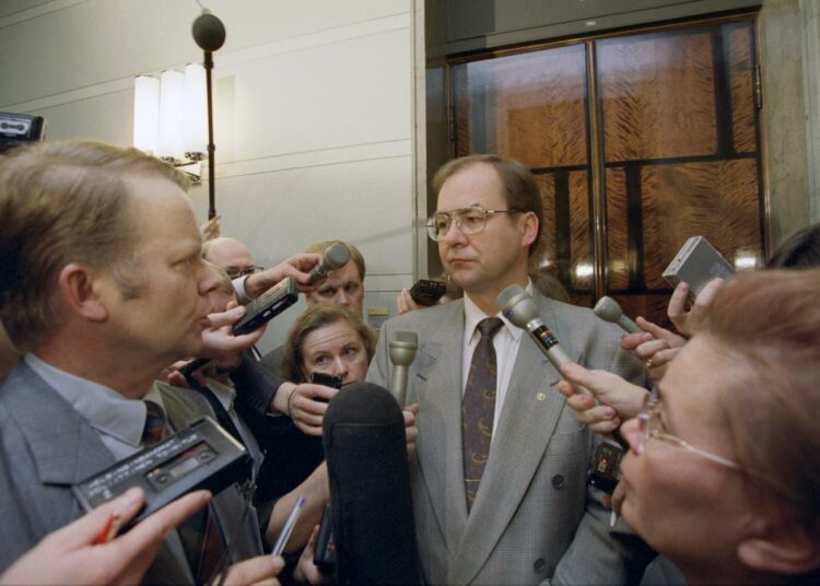 Valtiovarainministeri Iiro Viinanen antaa devalvaatiolausuntoa häntä piirittäville toimittajille 15. marraskuuta 1991.