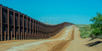 "Erästä viime aikojen kuuluisinta muuria rakennetaan parhaillaan USA:n ja Meksikon rajalle."
