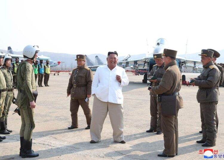 Pohjois-Korean uutistoimisto KCNA:n pari viikkoa sitten välittämässä kuvassa Kim Jong Un opastaa hävittäjälentäjiä.