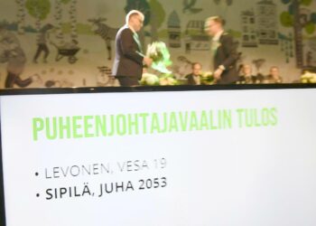 Vuonna 2018 tuolloinen pääministeri Juha Sipilä (kuvassa vasemmalla) valittiin uudelleen keskustan puheenjohtajaksi äänin 2053–19.