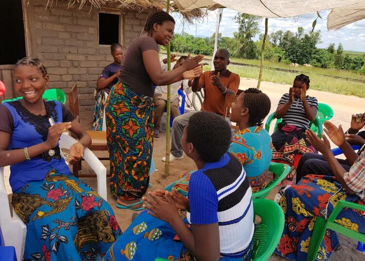 Nuorisoryhmä valistaa lapsia ihmiskaupasta Malawin Machingassa. Tältä alueelta kaupataan lapsia Mosambikiin.
