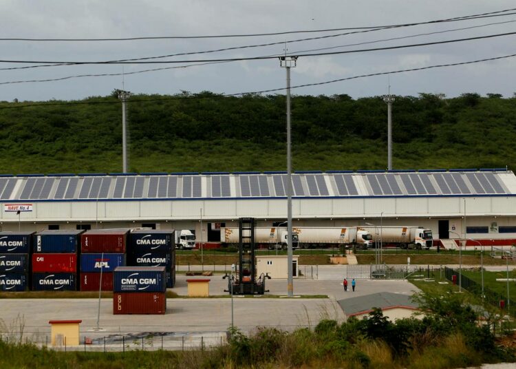 Belgialainen logistiikkafirma BDC hyödyntää varastorakennuksen päälle asennettuja aurinkopaneeleja Marielin erikoistalousalueella Artemisassa. Kuuba kannustaa ulkomaisia investointeja energiatehokkuuteen ja omavaraisuuteen.