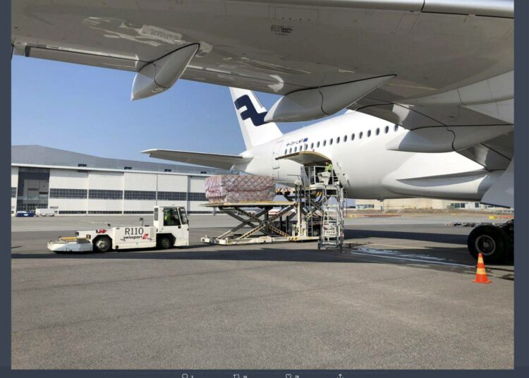 Huoltovarmuuskeskuksen toimitusjohtajan Tomi Louneman tviittaama kuva Finnairin lentokoneesta, joka toi kirurgisia maskeja ja hengityksensuojaimia Kiinan Quangzhousta, Helsinki-Vantaan lentokentällä 7. huhtikuuta 2020.