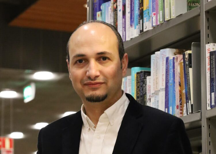Moussa Ahmadilla on maisterintutkinto Poitiersin yliopistosta Ranskasta vuodelta 2009. Työkokemusta hänellä on valtionhallinnosta, kunnista, kolmannelta sektorilta sekä kansainväliseen organisaatioon liittyvistä tehtävistä.