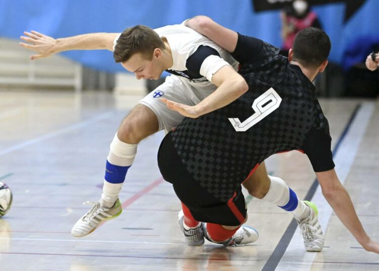 Suomen futsalmaajoukkue valmistautui alkaviin EM-kisoihin joulukuun maaotteluilla Kroatiaa vastaan. Kuvassa Suomen Olli Pöyliö kamppailemassa Kroatian Luka Periciä vastaan.