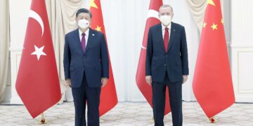 Kiinan presidentti Xi Jinping (kuvassa vasemmalla) ja Turkin presidentti Recep Tayyip Erdogan poseerasivat Shanghain yhteistyöjärjestön kokouksessa Uzbekistanin Samarkandissa viime syyskuussa.