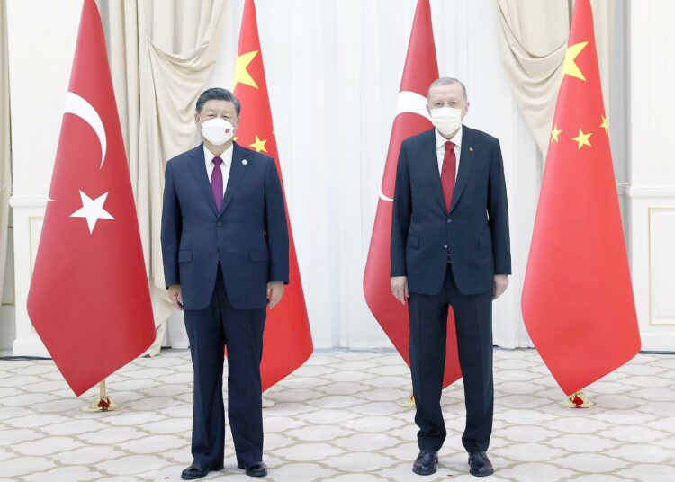 Kiinan presidentti Xi Jinping (kuvassa vasemmalla) ja Turkin presidentti Recep Tayyip Erdogan poseerasivat Shanghain yhteistyöjärjestön kokouksessa Uzbekistanin Samarkandissa viime syyskuussa.