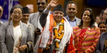 Nepalin pääministeri Pushpa Kamal Dahal tervehti valokuvaajia uuden hallituksen saatua parlamentin luottamuksen.