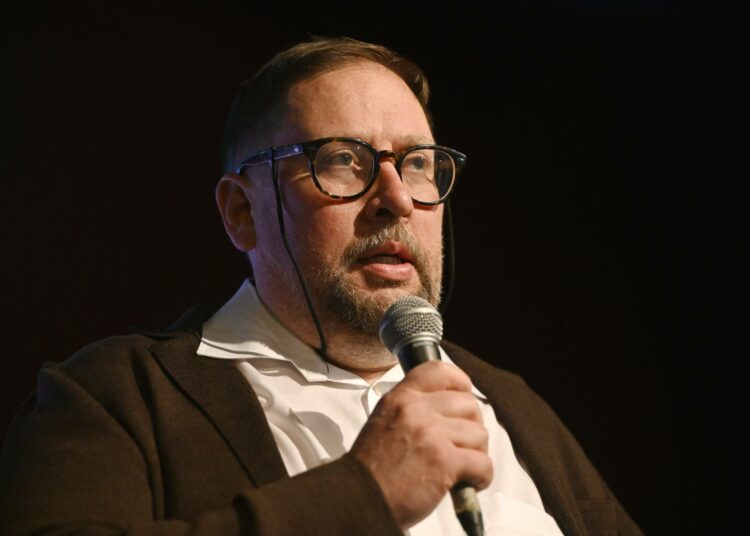 Paavo Arhinmäki Vasemmistoliiton kunta- ja aluevaalien vaalivalvojaisissa vaalipäivänä Helsingissä 13. huhtikuuta 2025.