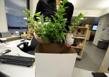 Yhä useampi työntekijä joutuu pakkaamaan tavaransa potkulain seurauksena.