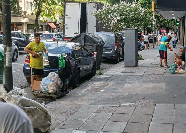 Kierrätysmateriaalin kerääjä työskentelee jätteiden parissa supermarketin edessä Buenos Airesin Almagron kaupunginosassa. Työn niukkuus pakottaa miljoonat argentiinalaiset keksimään omat toimeentulonsa.