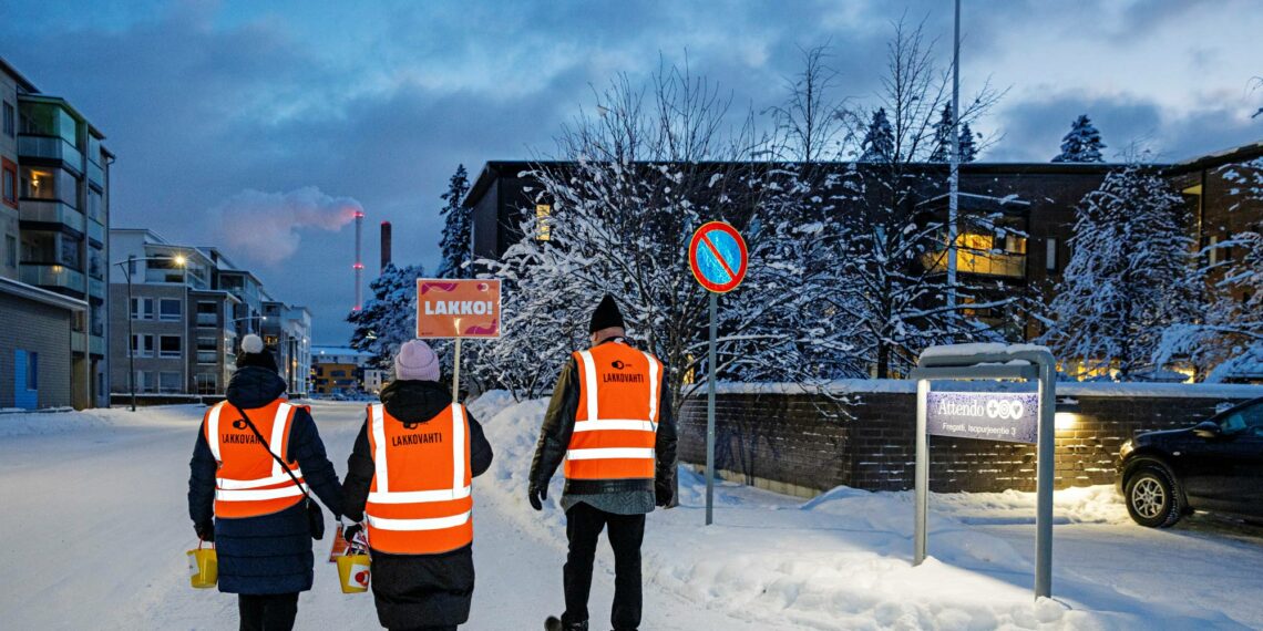 Suomalaiset uskovat ammattiliittoihin ostovoiman nostamisessa. Kuvassa on JHL:n lakkovahteja meneillään olevan yksityisen sosiaalipalvelualan lakossa.