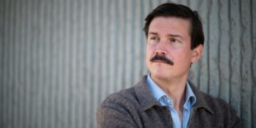 – Jos vain odotetaan, että ihmisten sydämiin puhkeaa rakkaus ja sitten solmitaan rauha, niin ei tule käymään, Timo R. Stewart sanoo.