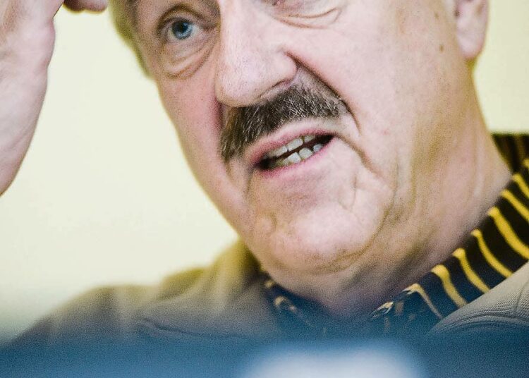 Jouko Kajanoja kuvaa laman synnyttämien säästöesitysten ja palvelujen tarpeen ristiriitaa sosiaalitoimessa sietämättömäksi.