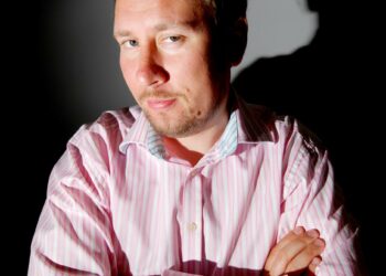 Paavo Arhinmäki kehuu pääministeri Matti Vanhasen veroavausta.