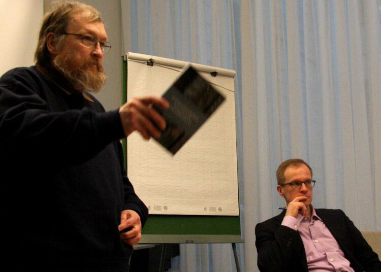 Kilpailu ja keskustelu luonnonvaroista kiihtyy. Luonnonvarojen käytön hyväksyttävyyden ja oikeutuksen kysymykset ovat aiempaa ajankohtaisempia, arvioivat professorit Pertti Rannikko (vasemmalla) ja Tapio Määttä.
