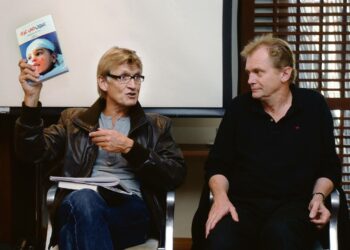 Silminnäkijänä Gazassa -kirjasta on äskettäin ilmestynyt suomennoksen lisäksi myös arabiankielinen painos. Tässä sitä esittelee Mads Gilbert vierellään Erik Fosse.