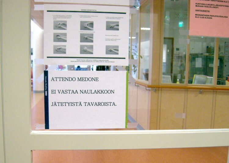 Vasemmistoliiton valtuutettu Anna Kontula vieraili äskettäin valtuutettu Ilkka Järvelän (vas.) kanssa Hatanpään puistosairaalan osastolla U3.