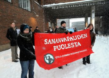 Elina Karjalaisen puolesta osoitettiin mieltä tiistaina 8.2  Helsingin käräjäoikeuden edustalla.