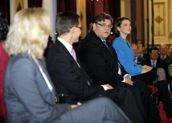 Pirkanmaan Vasemmistoliitto harmittelee, että järjestön laatimat tärkeä kysymykset Ylen pyytämistä aiheista jäivät kokonaan käsittelemässä torstain vaalitentissä. Puheenjohtaja kuvassa vas. SDP:n Urpilainen, kokoomuksen Katainen, Perussuomalaisten Soini ja keskustan Mari Kiviniemi