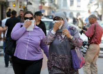 Naiset suojautuivat kyynelkaasua vastaan toukokuussa Tunisissa järjestetyssä mielenosoituksessa.