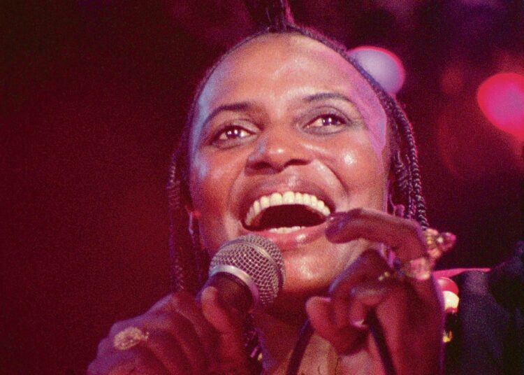 Miriam Makeban äänessä on taikaa, osoittavat Mika Kaurismäen ohjaaman dokumentin Mama Africa näytteet.