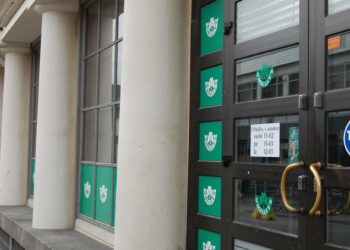 Jyppifanit viedään sporttibaarista jäähallille ja takaisin baariin.