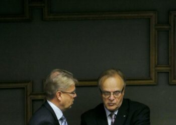 Työministeri Lauri Ihalainen (oik.) neuvonpidossa elinkeinoministeri Jyri Häkämiehen kanssa eduskunnan täysistunnossa.