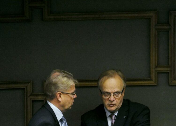 Työministeri Lauri Ihalainen (oik.) neuvonpidossa elinkeinoministeri Jyri Häkämiehen kanssa eduskunnan täysistunnossa.