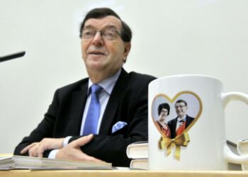 Keskustan presidenttiehdokas Paavo Väyrynen on tehnyt ison kampanjatilin Aasiassa tehdyllä mukilla.