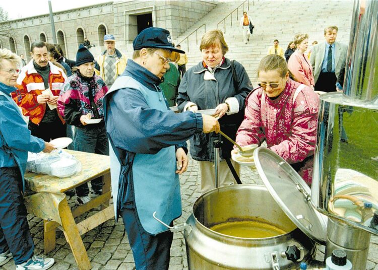 Soppatykit tulivat 1990-luvulla tarpeeseen, sillä laman aikana irtisanottujen tulot romahtivat. Kuva työttömien tilaisuudesta vuonna 1999.