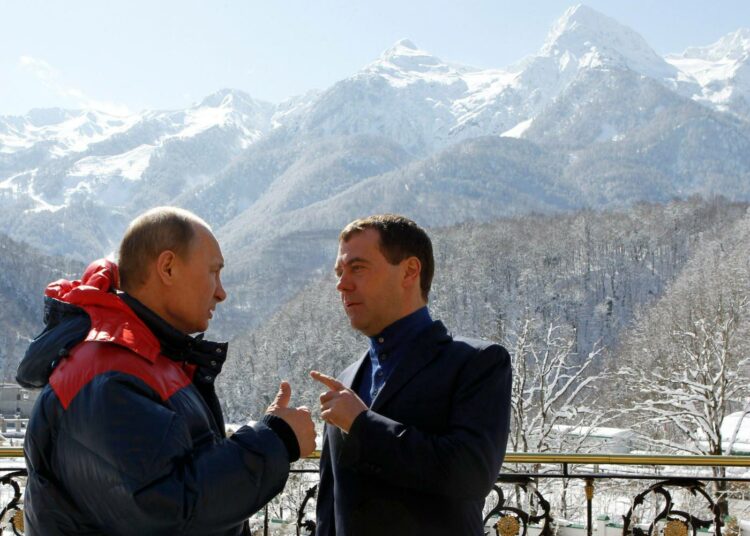 Vladimir Putin ja Dmitri Medvedev tulevien Sotšin talviolympialaisten alppihiihtomaisemissa Venäjän maaliskuisten presidentinvaalien jälkeisellä viikolla.