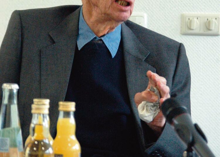 Eric Hobsbawm sai vuonna 2008 saksalaisen yliopiston Ruhr-Universität Bochumin historioitsijapalkinnon. Hän oli palkinnon vastaanottaessaan 91-vuotias.