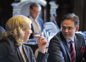 Valtiovarainministeri Jutta Urpilainen ja pääministeri Jyrki Katainen keskustelevat hallituksen kehysriihessä Säätytalolla.