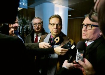 Akavan Sture Fjäder, SAK:n Lauri Lyly ja STTK:n Mikko Mäenpää olivat keskiviikkoiltana turhautuneita miehiä. EK:lla ei ollut kiinnostusta aitoihin neuvotteluihin.