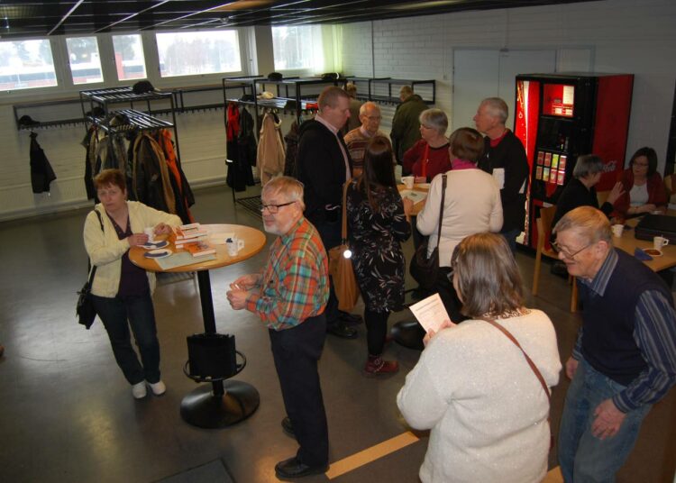 Sadannen kerran vasemmistojärjestön piirikokoukseen osallistunut Paavo Pietiläinen (oik.) keräsi kokouksen tauolla vapputervehdyksiä Kansan Uutisten Viikkolehteen.