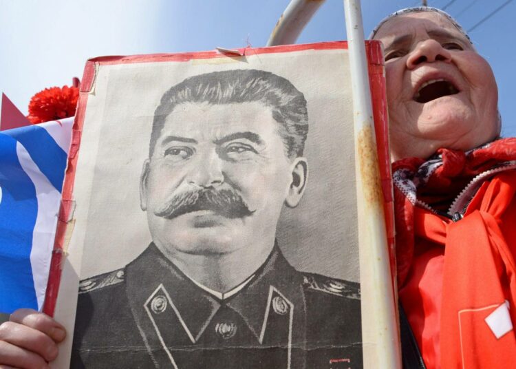 Neuvostoliiton vanhan .su-verkkopäätteen alla toimii myös laillisia sivustoja, kuten Stalinin ystävien www.stalin.su.