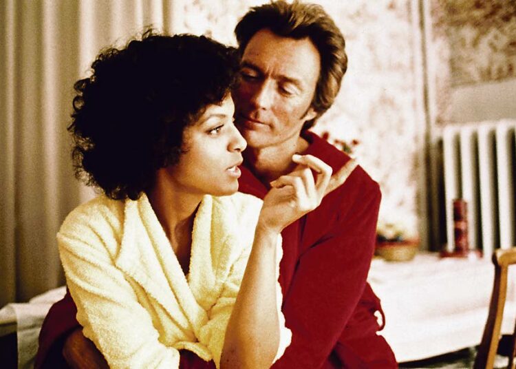 Tehtävä Alpeilla on Arizonan ja Sveitsin mahtavissa maisemissa kuvattu toimin-tajännäri. Kuvassa Clint Eastwood ja Vonetta McGee.