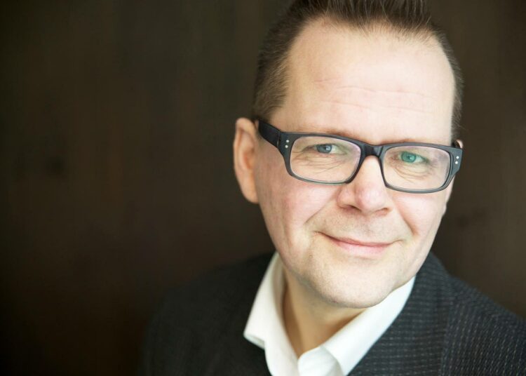 Kirjailija Kari Hotakaisen mielestä optiomiljonäärit antavat erittäin tyhmän viestin: voi teitä maan matosia.