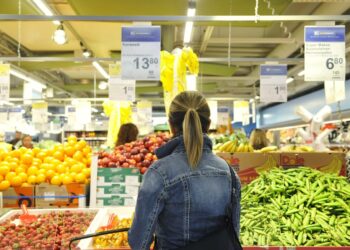 Entistä harvemmalla on suuria vaikeuksia saada tulot riittämään tavanomaisiin menoihin.