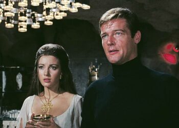 Elä ja anna toisten kuolla on Roger Mooren ensimmäinen Bond-elokuva. Pakollisena kaunottarena kainalossa hengaili Jane Seymour.